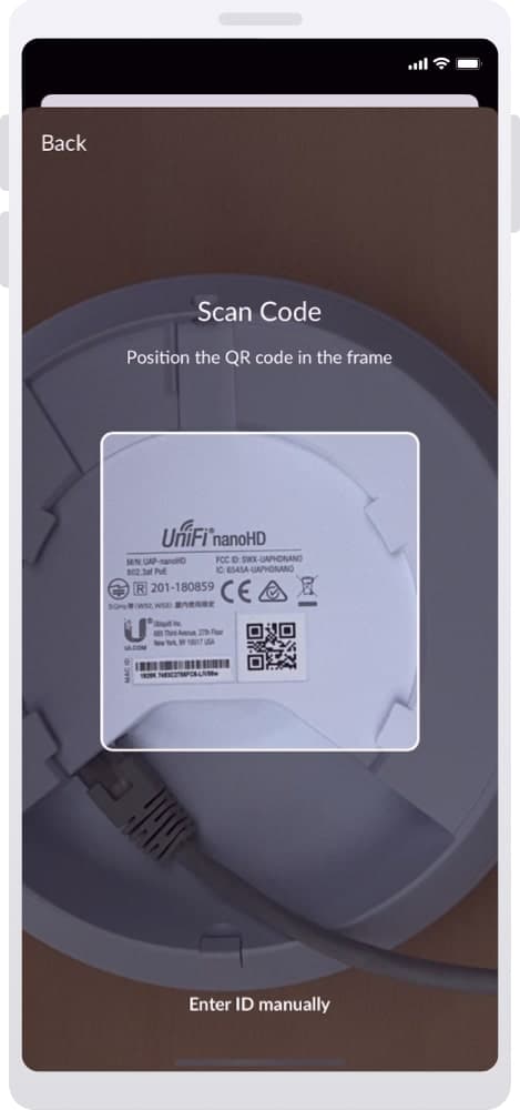 UniFi Network-app scant de QR-code op de achterkant van een UniFi access point