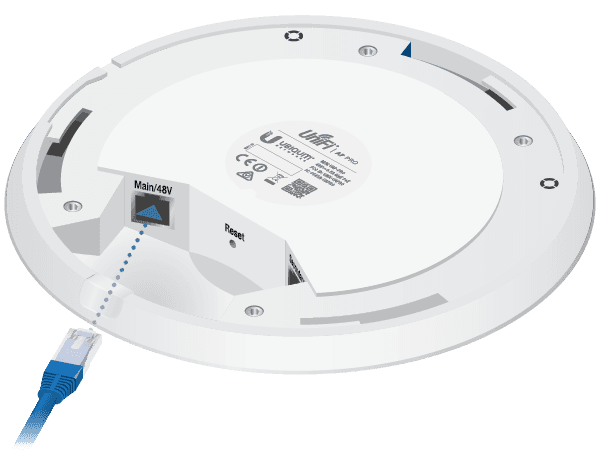 Netwerkkabel wordt in de poort Main/48V aan de achterkant van een UniFi access point gestoken