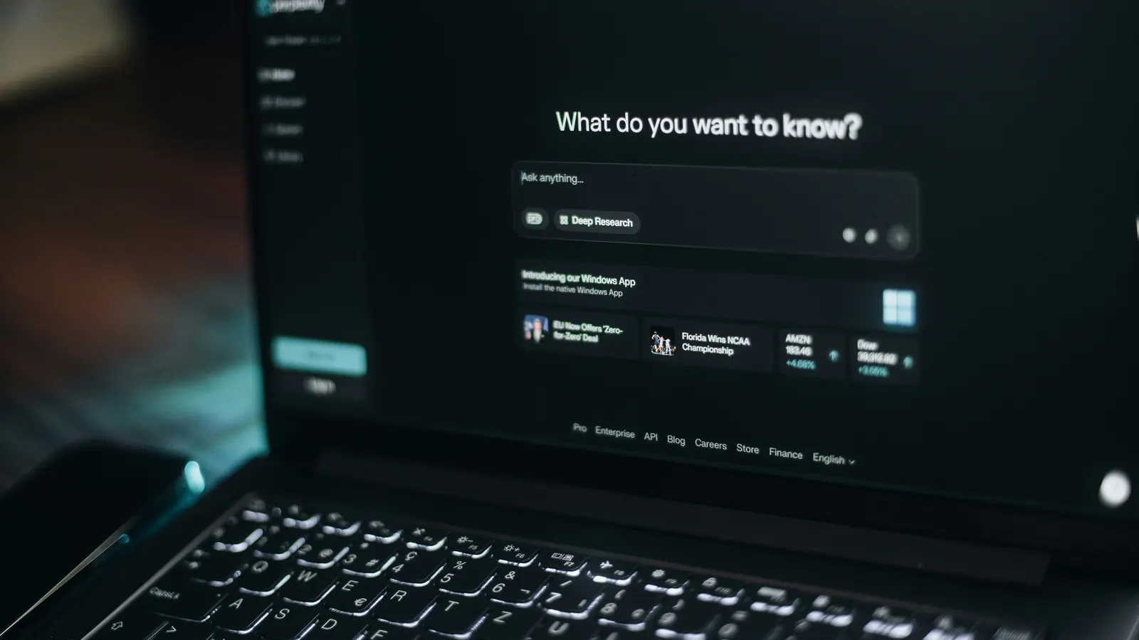 Laptop met het startscherm van de AI-zoekmachine Perplexity en de vraag ‘What do you want to know?’