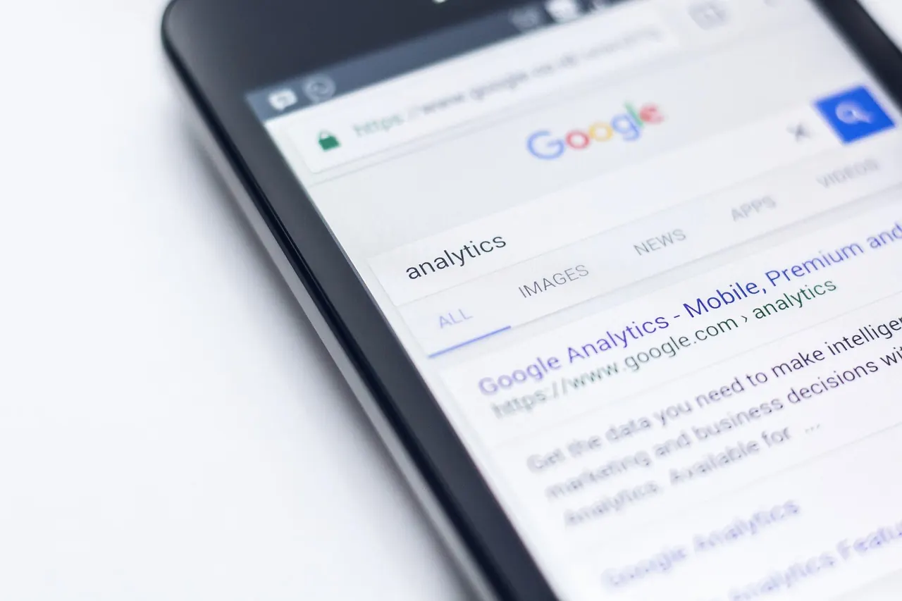 Smartphone met de zoekresultaten van Google op een wit bureau