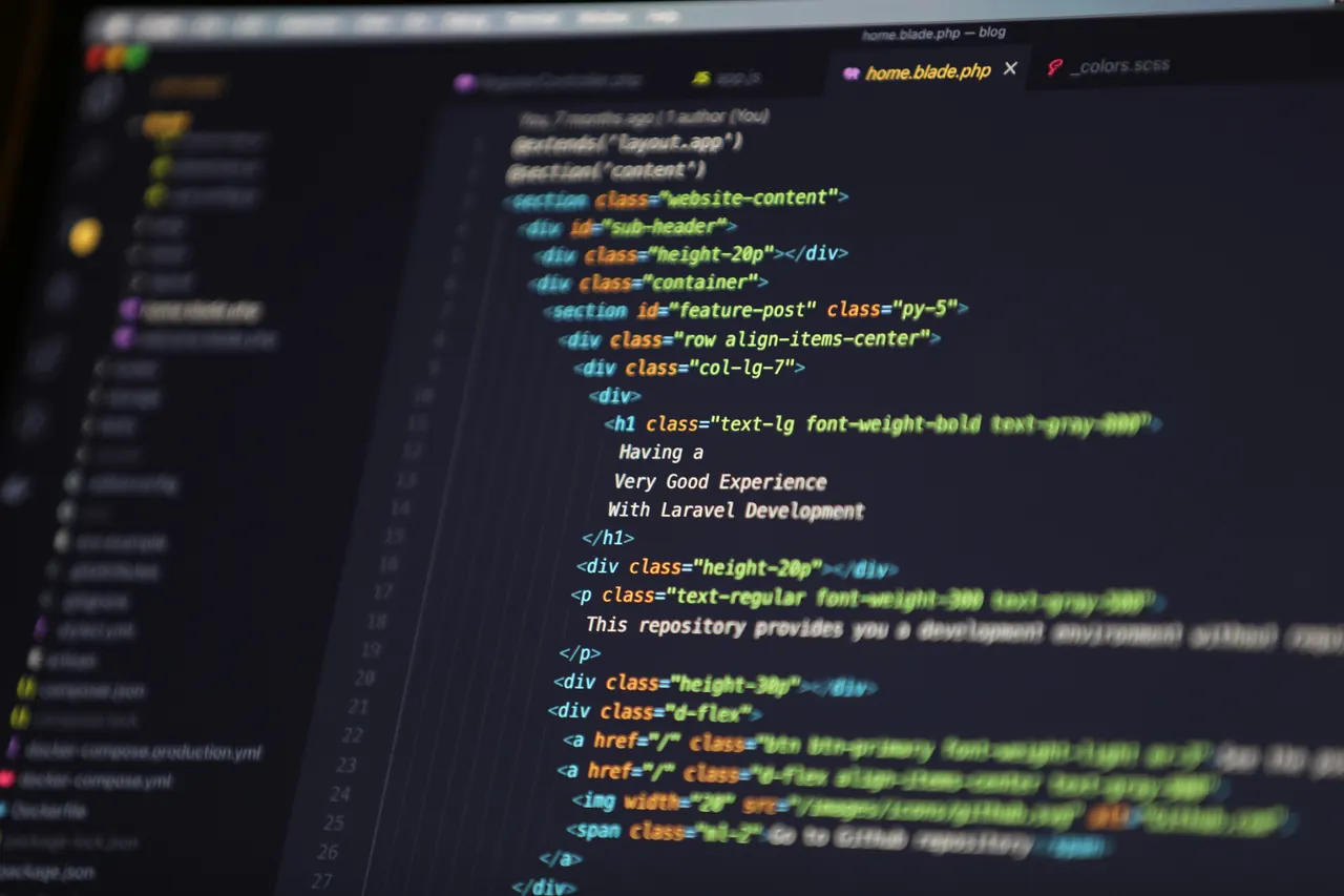 Beeldscherm met de HTML-code van een website in een code-editor