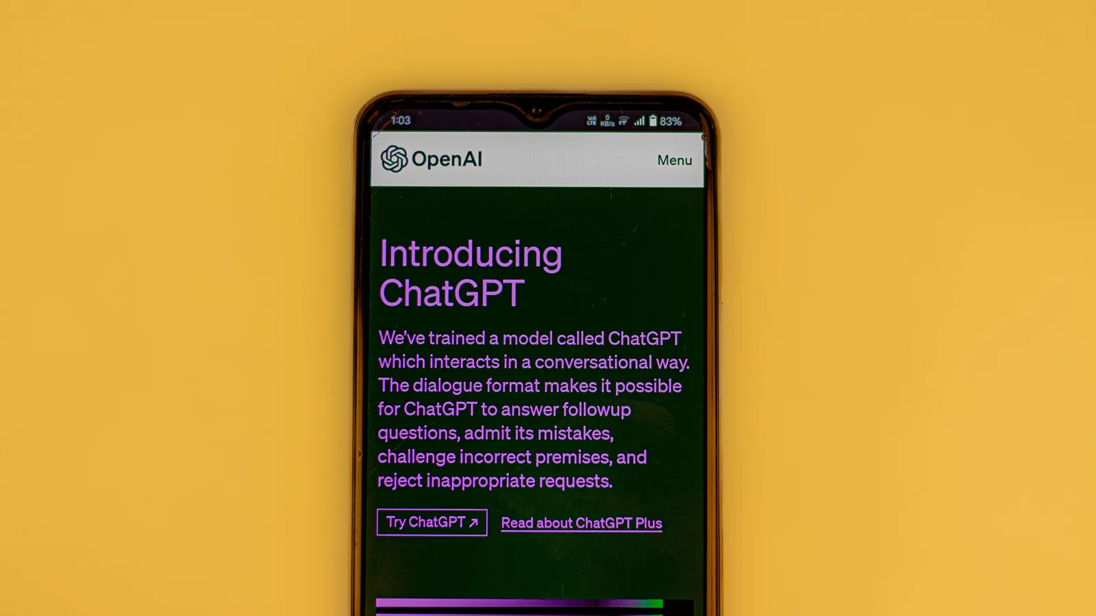 Smartphone op een gele achtergrond met de introductiepagina van ChatGPT van OpenAI
